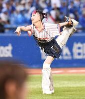 　始球式を務めた水曜日のカンパネラの詩羽（撮影・園田高夫）