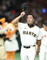 　ファンの声援に応える阿部監督（撮影・金田祐二）