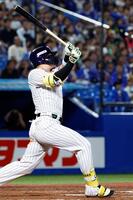 　９回、村上が中越えにサヨナラの２ランを放つ