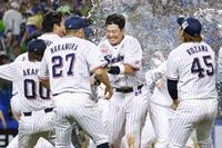 　９回、サヨナラ２ランを放ち祝福される村上（中央）