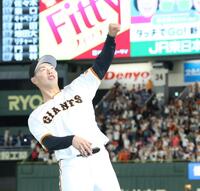 　７回無失点の好投を見せファンの声援に応える森田（撮影・金田祐二）