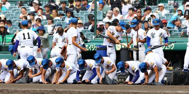 　ベンチ前でグラウンドの土を拾う聖光学院ナイン（撮影・山口登）