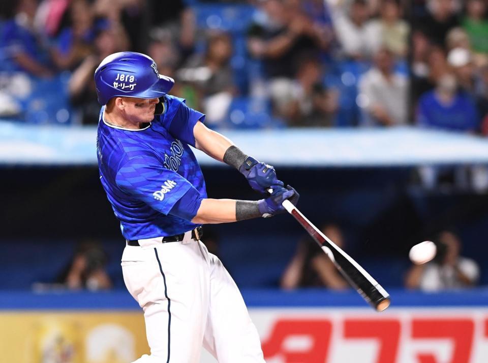 　９回、この日２本目となる左越えソロを放ったオースティン（撮影・園田高夫）