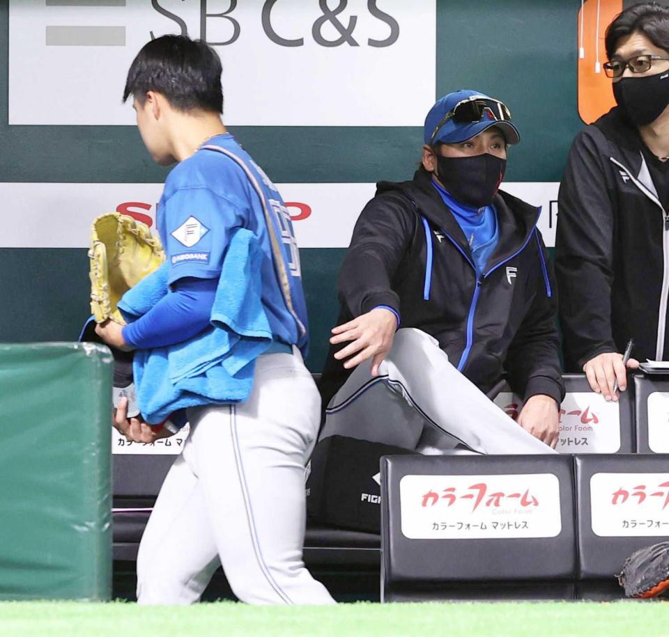 　４回途中で降板した孫易磊（左）を迎える新庄監督