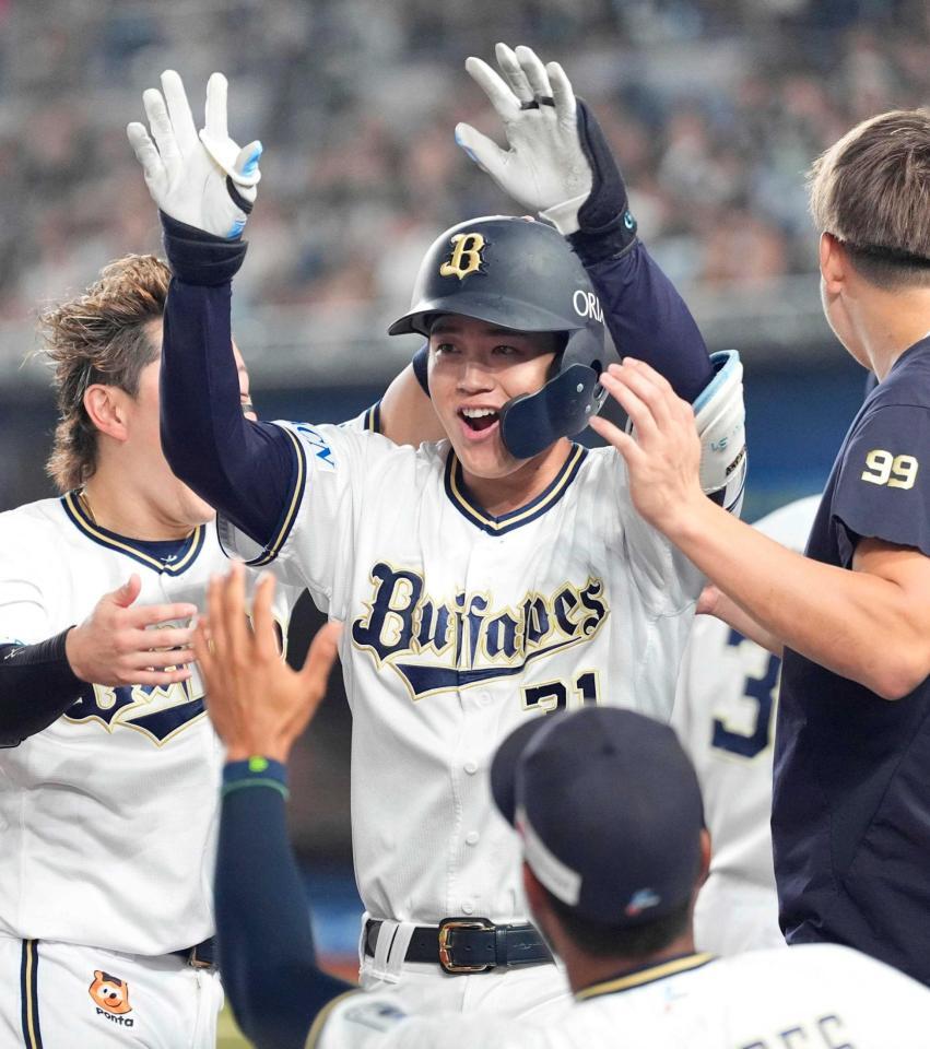 　１０回、勝ち越し２ランを放ち、ナインに迎えられる太田