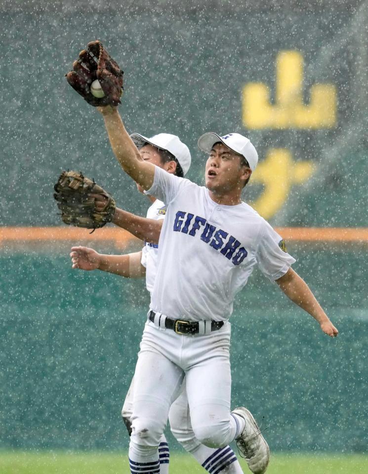 　６回、日大山形・岩下の飛球を駒瀬と交錯しながら捕球する横山