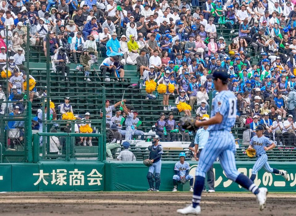 　北海戦で東海大熊本星翔を応援するアルプススタンドの観客。大雨の影響で野球部員や応援団は球場にたどり着けなかった