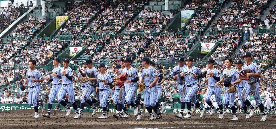 　北海に勝利し、笑顔でアルプスに向かって駆け出す東海大熊本星翔ナイン（撮影・中田匡峻）