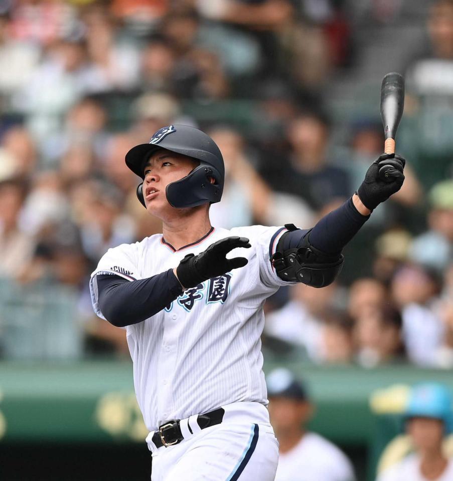 　２回、ソロを放つ高川学園・遠矢（撮影・西田忠信）