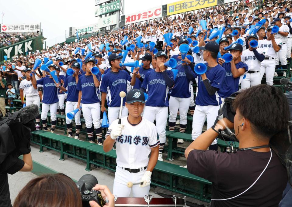 　遅れて到着した高川学園野球部員と関係者でスタンドが埋まる（撮影・中田匡峻）