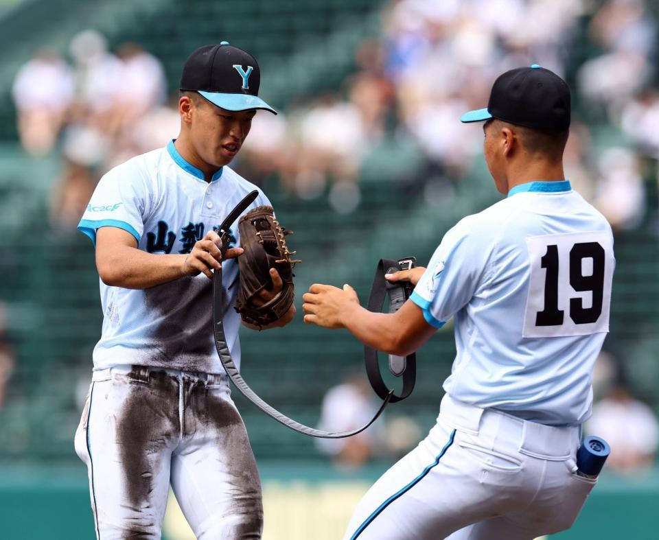 　６回、山梨学院・平野天斗はベルトが切れて交換する（撮影・山口登）