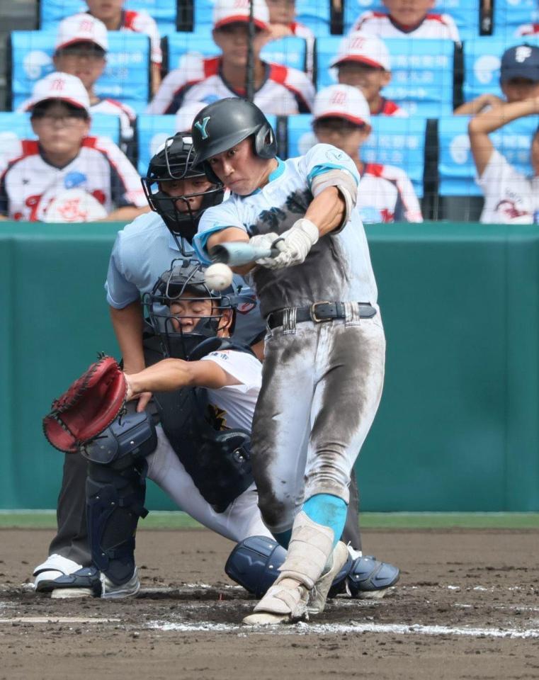 　７回、勝ち越し適時打を放つ山梨学院・万場翔太（撮影・石井剣太郎）