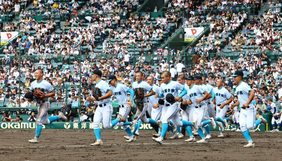 　聖光学院に勝利し応援団にあいさつに向かう山梨学院ナイン（撮影・山口登）