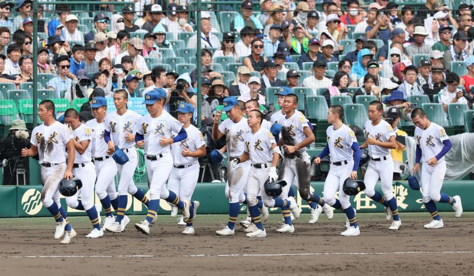 　試合に敗れた聖光学院ナイン（撮影・石井剣太郎）
