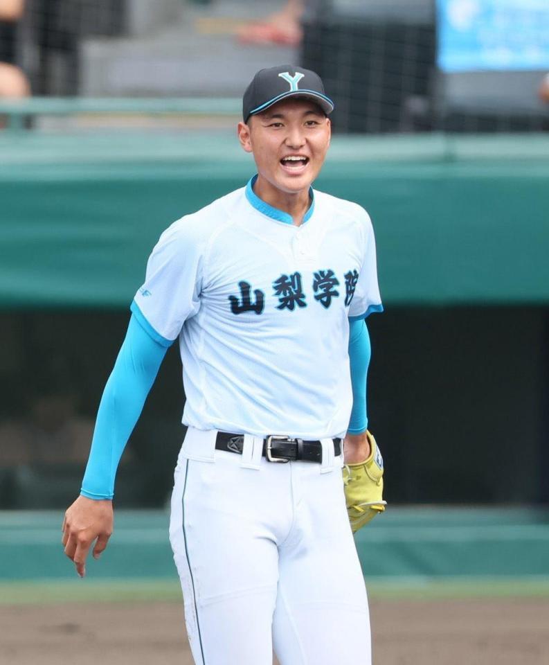 　６回、野手の好捕に笑顔を見せる山梨学院・菰田陽生（撮影・石井剣太郎）