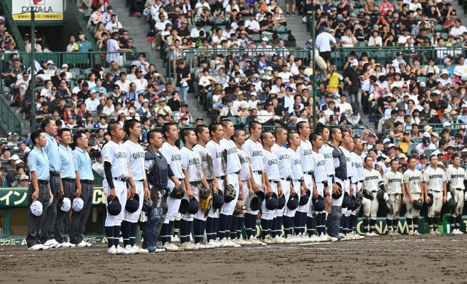 　試合に勝利し、校歌を歌う岡山学芸館ナイン（撮影・今井雅貴）