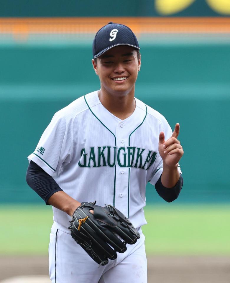 　完封勝利を飾り笑顔見せる岡山学芸館・青中陽希（撮影・山口登）