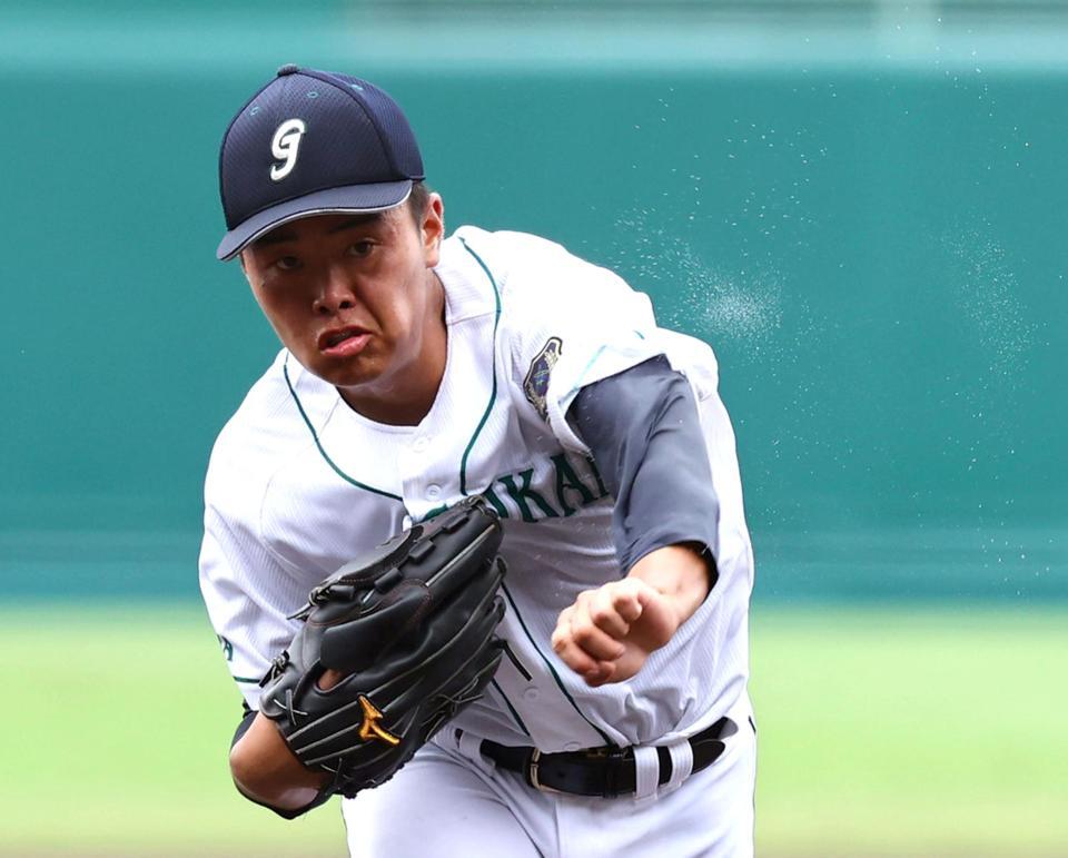 　汗を飛ばし力投する岡山学芸館・青中陽希（撮影・山口登）