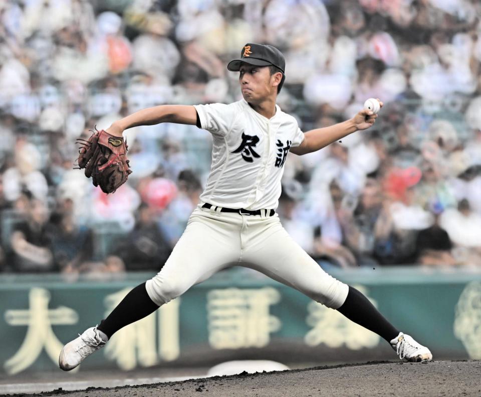 　１回、先発投手として力投を見せる尽誠学園・広瀬賢汰（撮影・今井雅貴）