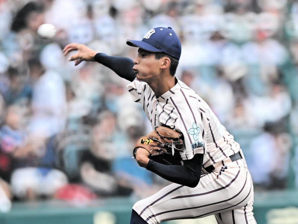 　１回、先発投手として鋭い球を投げる東大阪大柏原・川崎龍輝（撮影・今井雅貴）