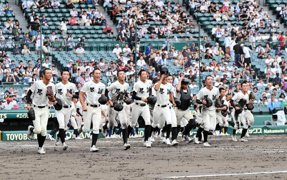 　試合に勝利し、歓喜する尽誠学園ナイン（撮影・今井雅貴）