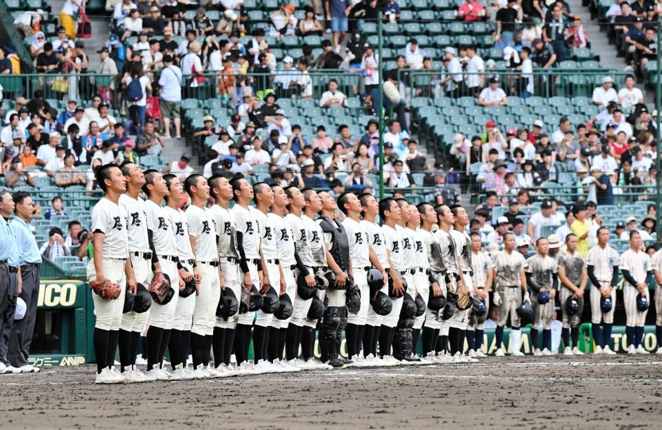 　東大阪大柏原に勝利し、校歌を歌う尽誠学園ナイン（撮影・今井雅貴）