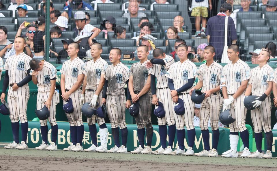 　試合に敗れた東大阪大柏原ナイン（撮影・石井剣太郎）