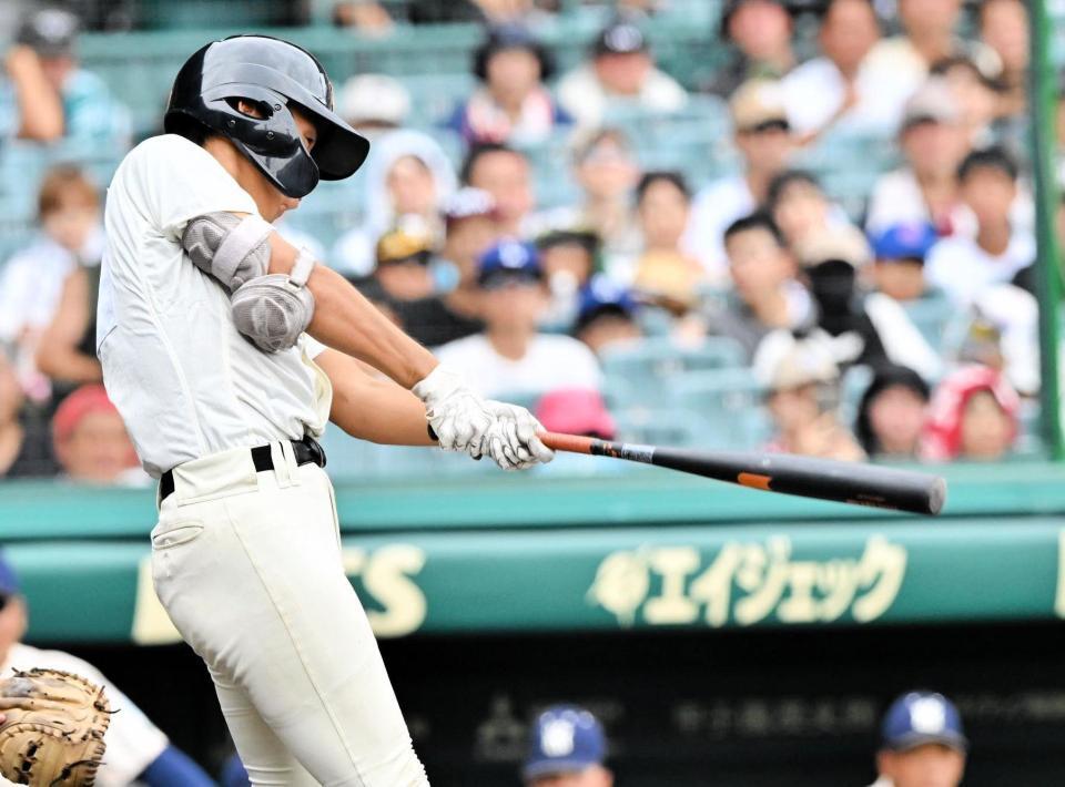 　５回、適時打を放ち追加点を得る尽誠学園・広瀬賢汰（撮影・今井雅貴）