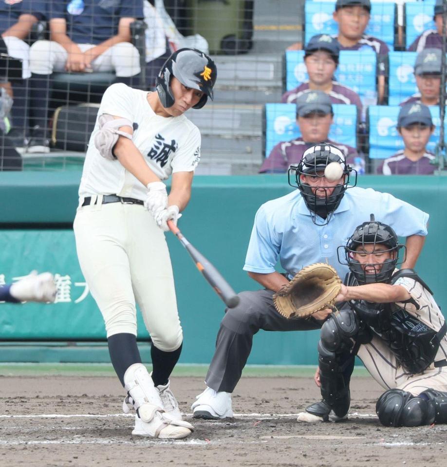 　５回、適時打を放つ尽誠学園・広瀬賢汰（撮影・石井剣太郎）