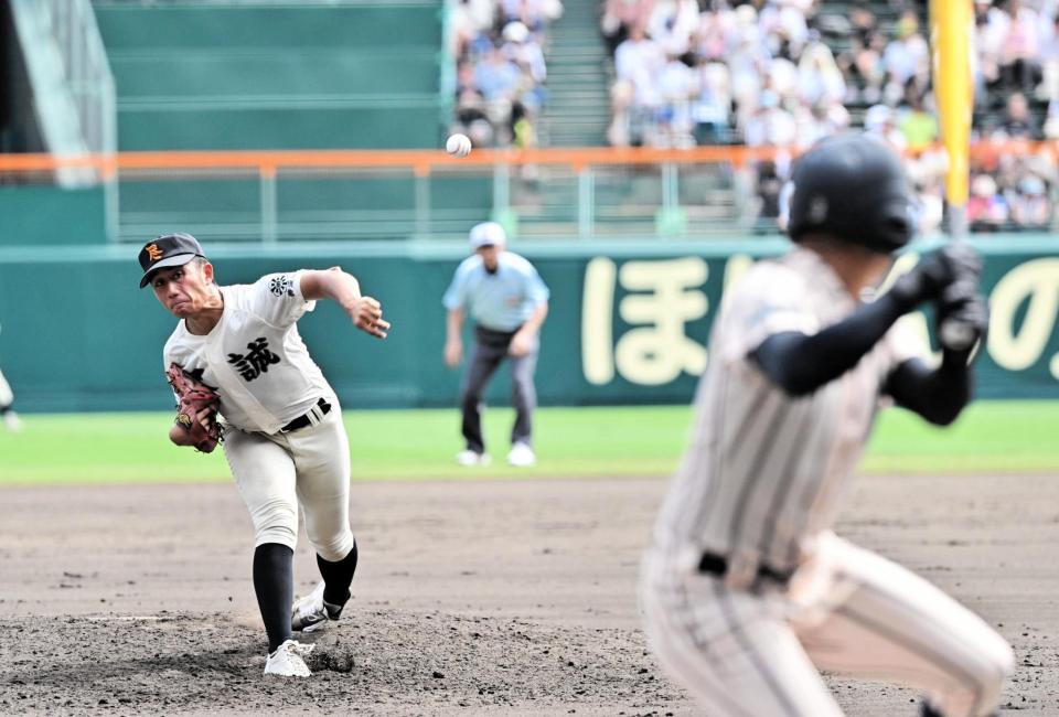 　８回、先発から投げ続け完投した尽誠学園・広瀬賢汰（撮影・今井雅貴）