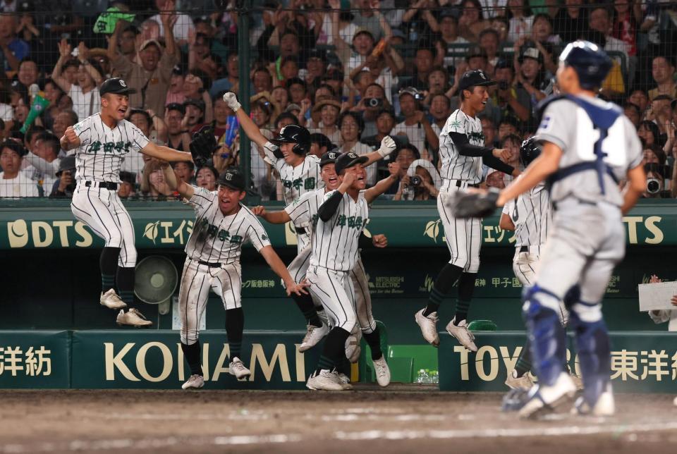 　試合に勝利し喜ぶ津田学園ナイン（撮影・石井剣太郎）