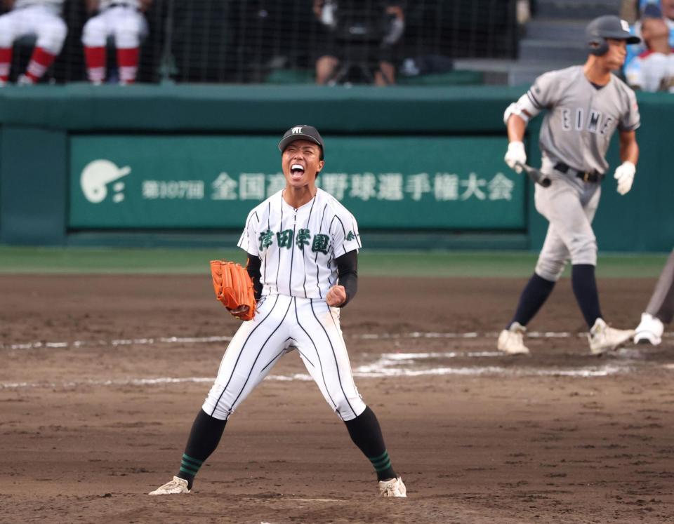 　１０回、叡明・青木柚吾（奥）を空振り三振に斬り、ほえる津田学園・桑山皓太朗（撮影・中田匡峻）