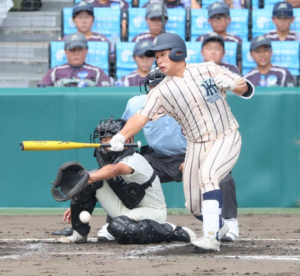 　３回、東大阪大柏原・竹本は遊ゴロに倒れる（撮影・石井剣太郎）