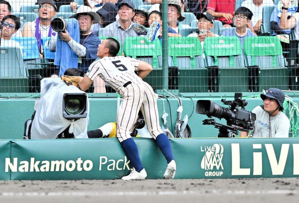 　８回、一生懸命ボールを追い、諦めない姿勢を見せる東大阪大柏原・下平蓮斗（撮影・今井雅貴）