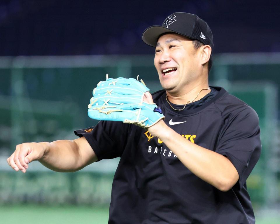 　笑顔で練習する田中将