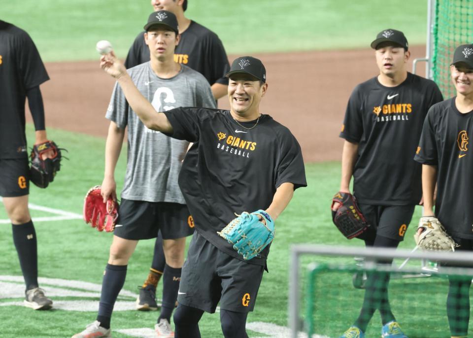 　笑顔で調整する田中将（中央）＝撮影・金田祐二