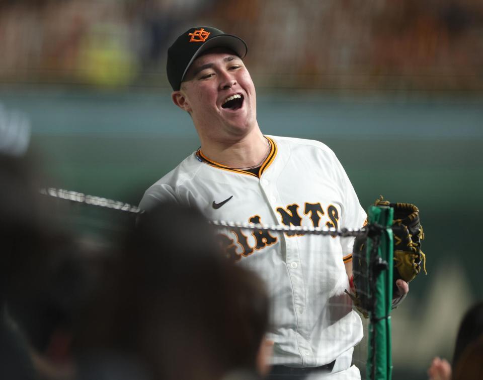 　８回、田中の邪飛を捕り笑顔のリチャード（撮影・金田祐二）