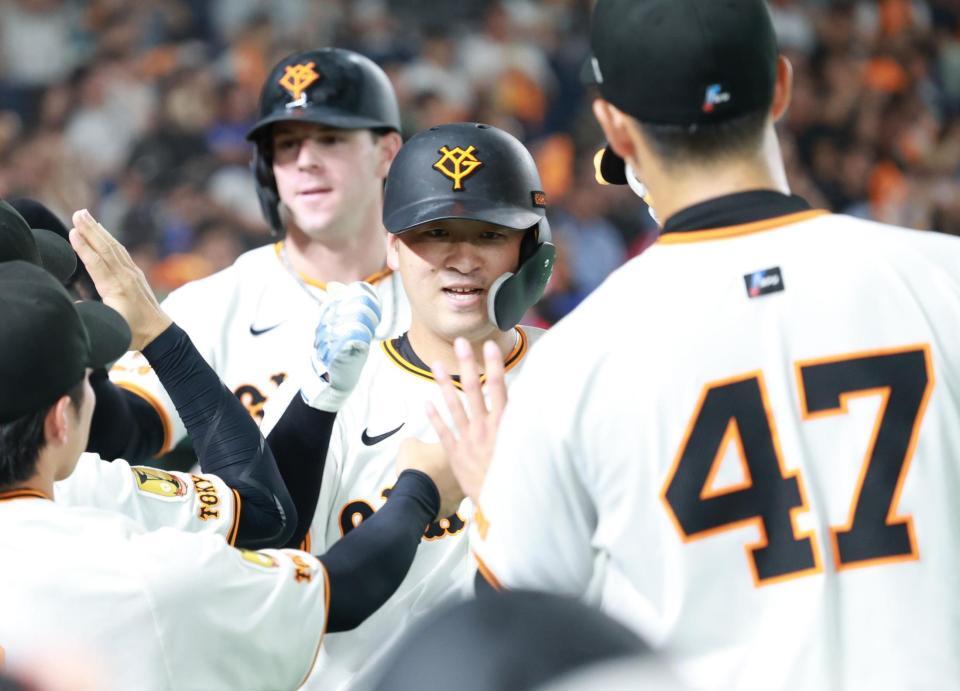 　３回、左越え２ランを放ち、森田（４７）に迎えられる岸田（撮影・金田祐二）