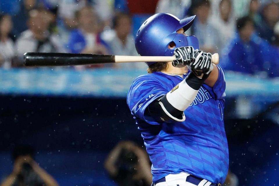 　４回、戸柱が左犠飛を放つ