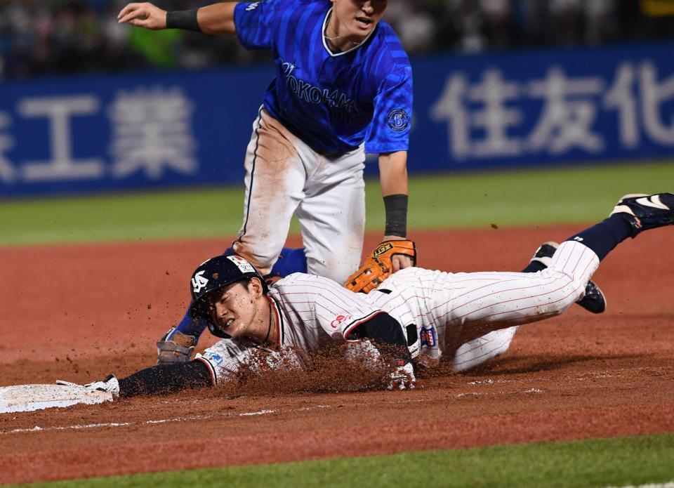 　８回、打者・内山の時、飛び出してタッチアウトとなる岩田（撮影・園田高夫）