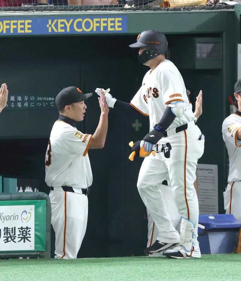 　３回裏、２ランを放ち阿部監督とタッチを交わす岸田（右）