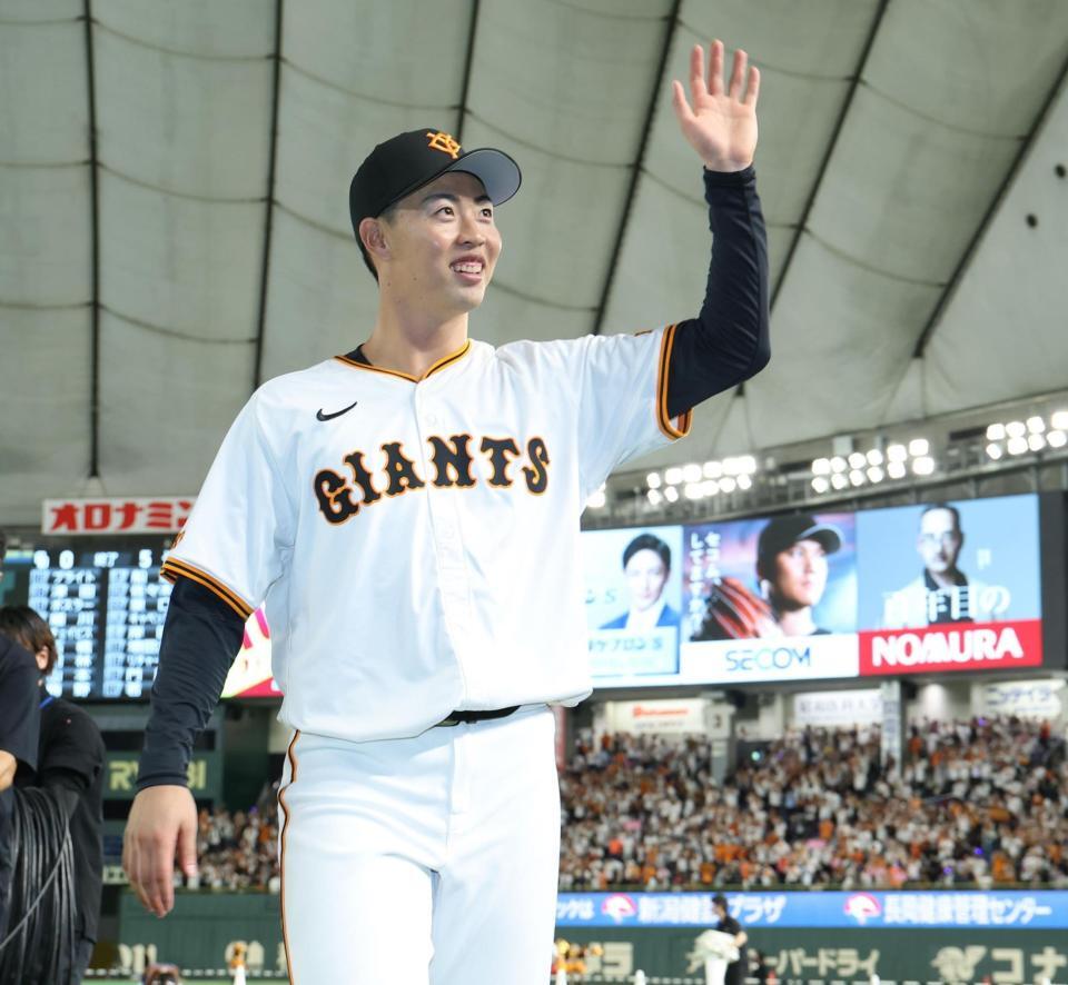 　７回無失点の好投を見せファンの声援に応える森田（撮影・金田祐二）