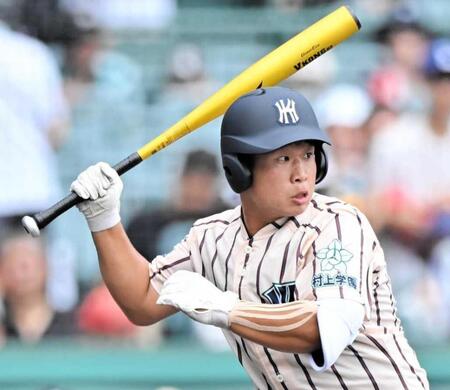 　３回、東大阪大柏原・竹本は片腕でバットを振る（撮影・今井雅貴）