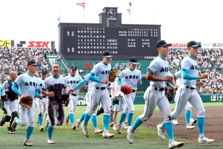 　聖光学院に勝利し笑顔を見せる山梨学院・菰田（中央）ら山梨学院ナイン（撮影・山口登）