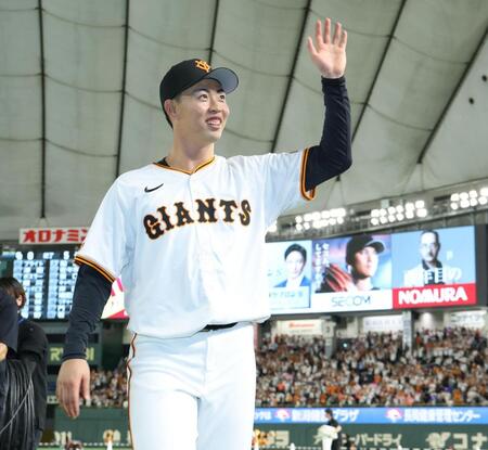 　７回無失点の好投を見せファンの声援に応える森田（撮影・金田祐二）