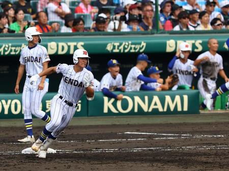 　３回、左翼線に勝ち越し２点適時二塁打を放つ健大高崎・小堀弘晴（撮影・山口登）