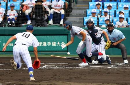 　１回、先制のスクイズを決める京都国際・清水詩太（撮影・山口登）