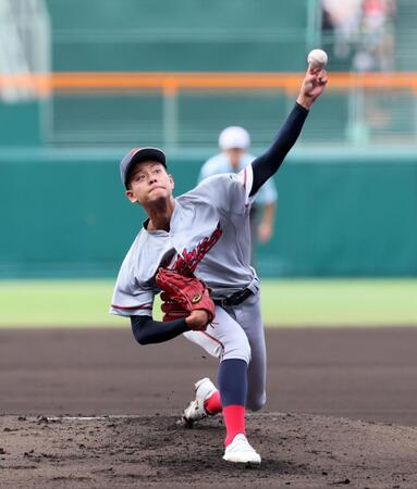 　先発し力投する京都国際・西村一毅（撮影・石井剣太郎）