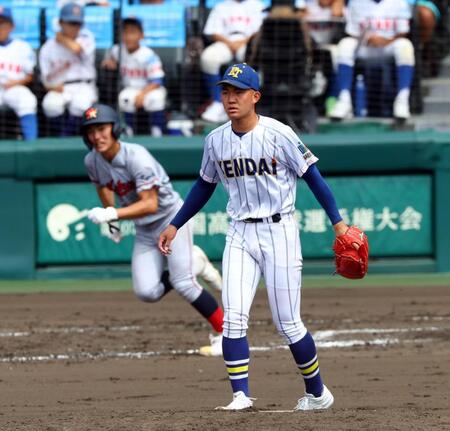 　８回、健大高崎・石垣元気は京都国際・長谷川颯を二塁ゴロに打ち取る（撮影・山口登）