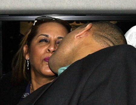 　オルガ夫人（左）とキスをするロベルト・ペタジーニ＝２０１０年撮影